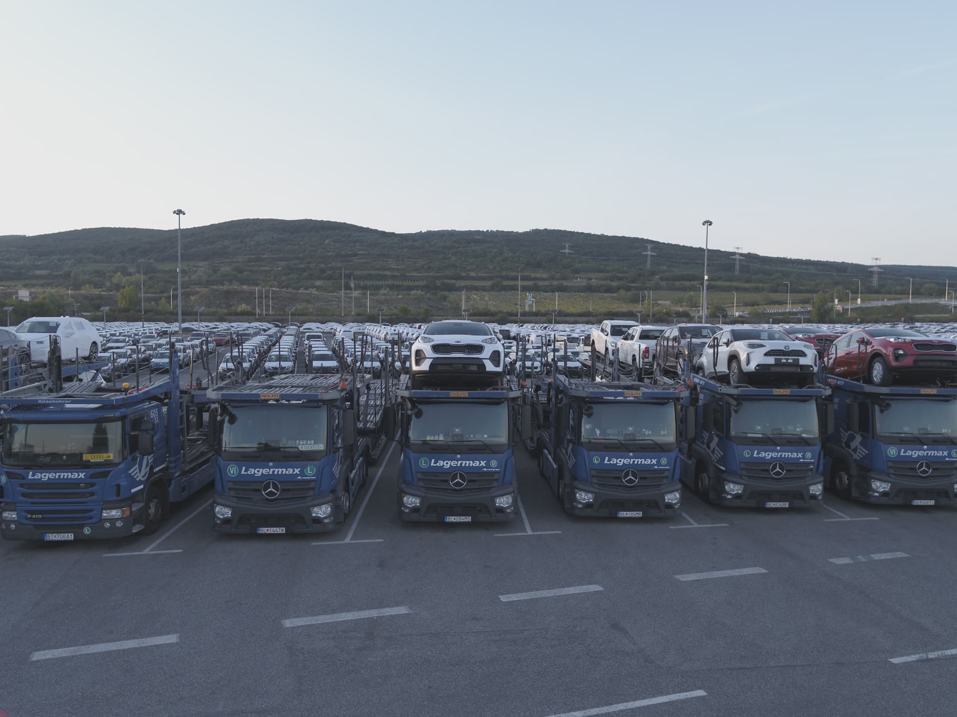 Autoprepravníky Lagermax naložené novými vozidlami