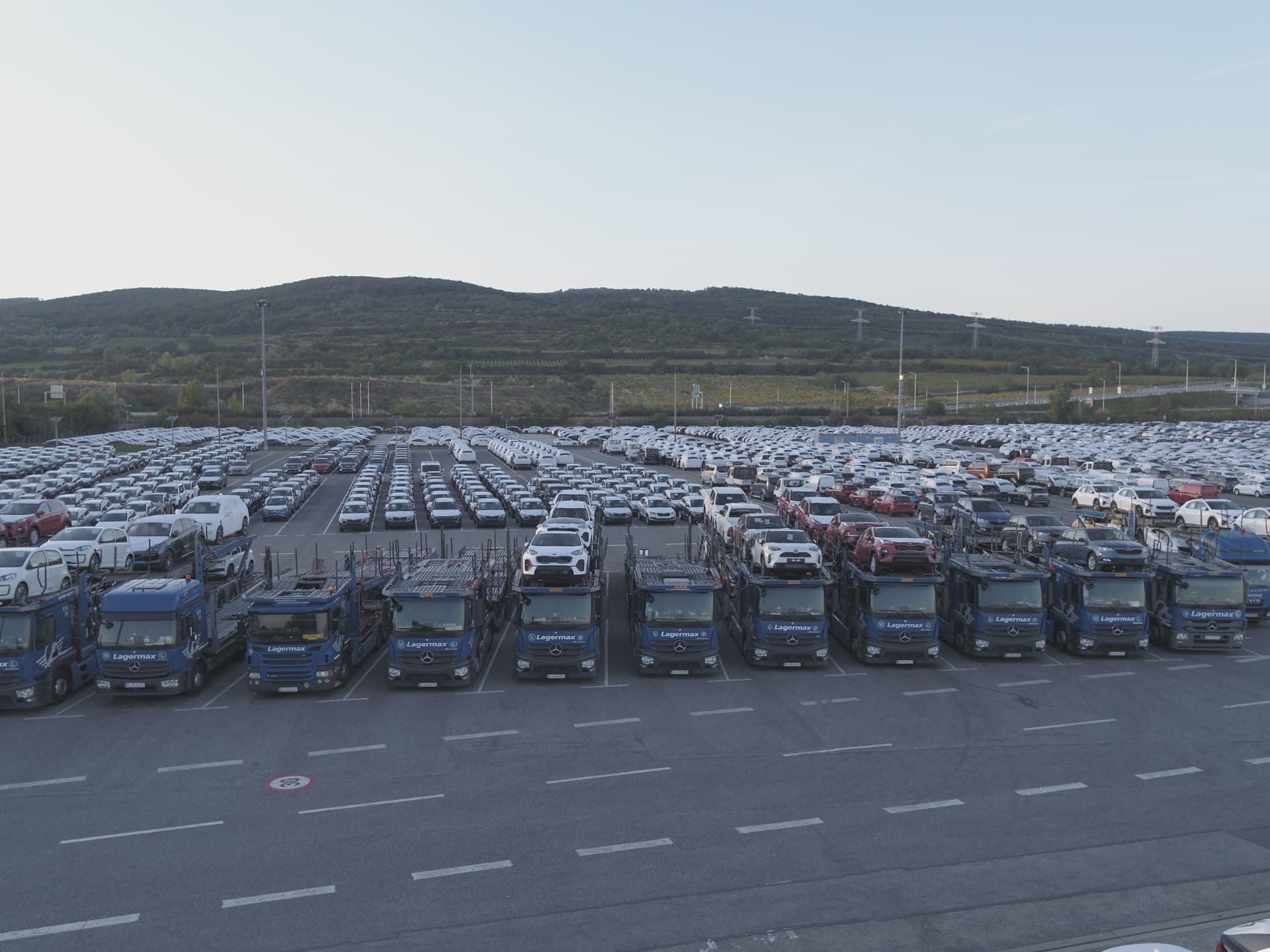 Areál s novými vozidlami a autoprepravníkmi
